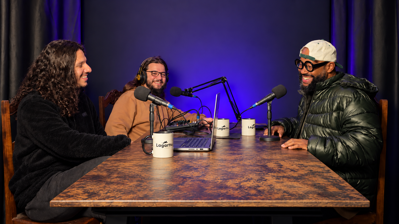 Gravação de podcast no estúdio da Lagartto, com três pessoas na mesa e microfones